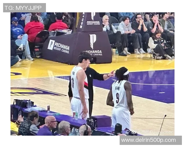 等待机会!杨瀚森场边观战 身旁还有利拉德和亨德森 等待机会!杨瀚森场边观战 身旁还有利拉德和亨德森